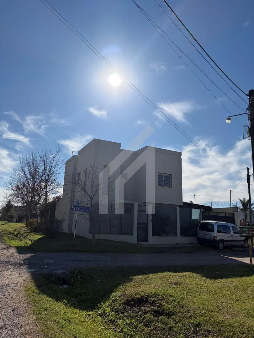 CASA EN BARRIO PARQUE MATHEU GRANDE - CON JARDIN Y PILETA 2