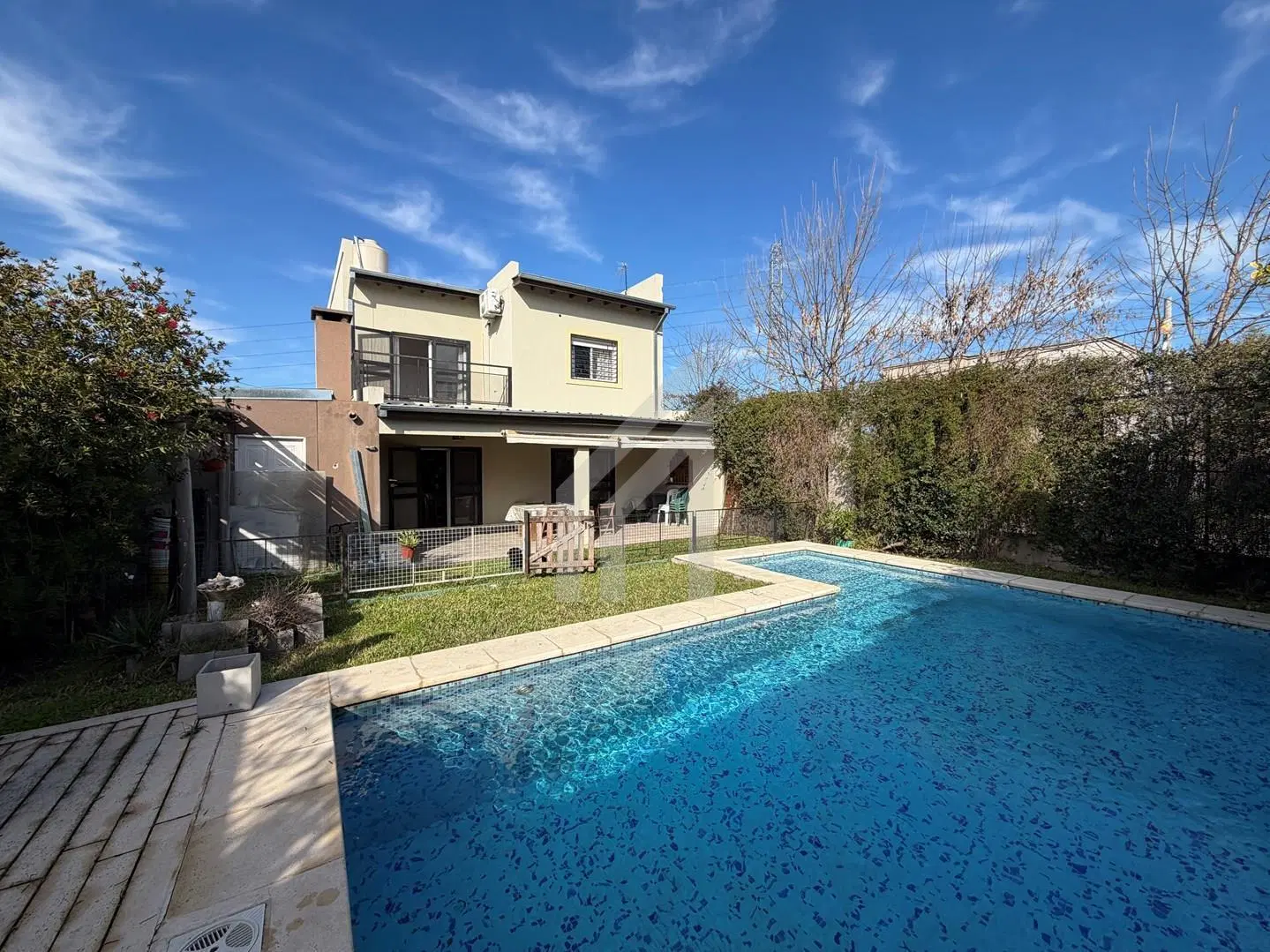 CASA EN BARRIO PARQUE MATHEU GRANDE - CON JARDIN Y PILETA 3