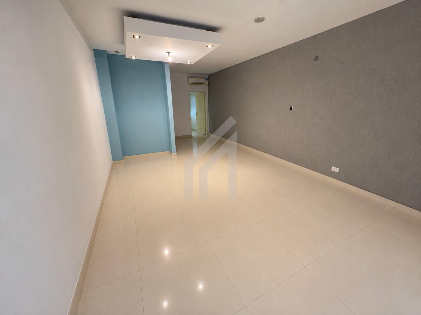 Foto de Venta Casa Triplex 4 ambientes con terraza y piscina en Saavedra, imagen 2
