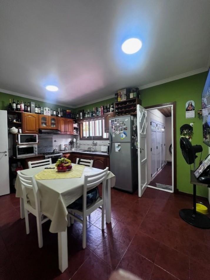Venta en Mdp. Chalet de 4 Amb. con Patio, Garaje y Trotadora P/ Vs. Autos y Quincho. Zona Alberti 1