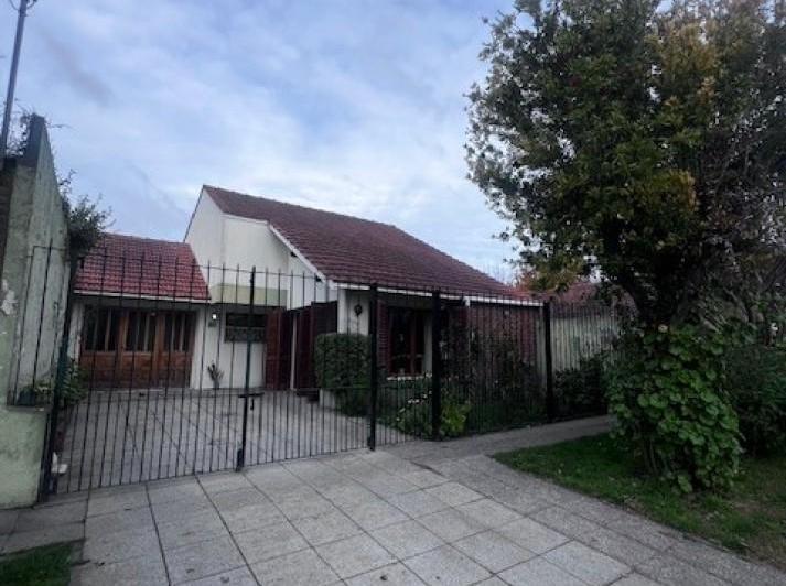 venta chalet en mar del plata, cercano a  barrio santa Monica,  3 amb. con parque, garaje y trotador 2