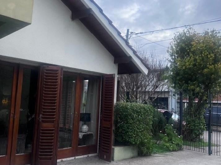venta chalet en mar del plata, cercano a  barrio santa Monica,  3 amb. con parque, garaje y trotador 3
