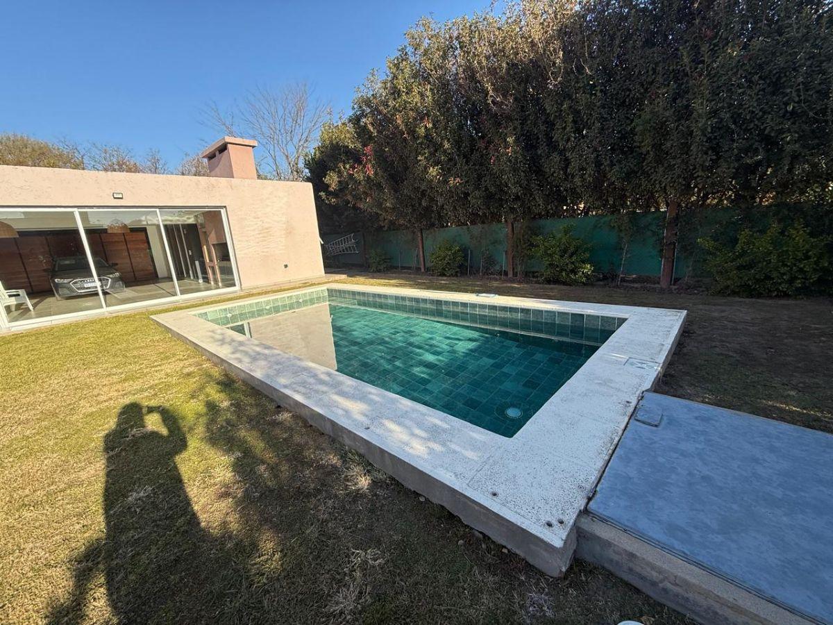 Foto de Casa en alquiler en barrio Jardín Inglés – 2 dormitorios, pileta y, imagen 1