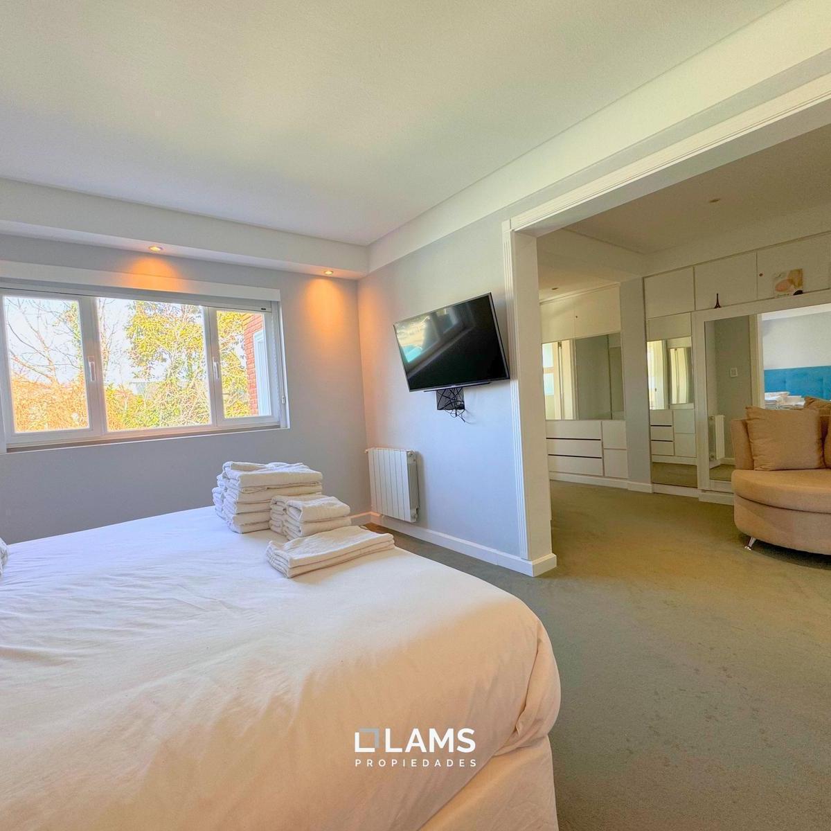 Chalet Moderno de 7 Ambientes en Venta - Barrio Los Troncos 1