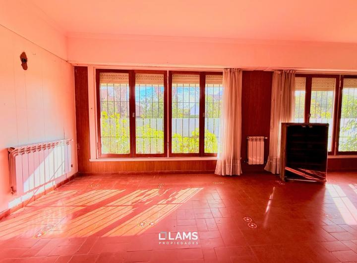 Casa de 8 ambientes en Venta - Zona Pinos de Anchorena 2