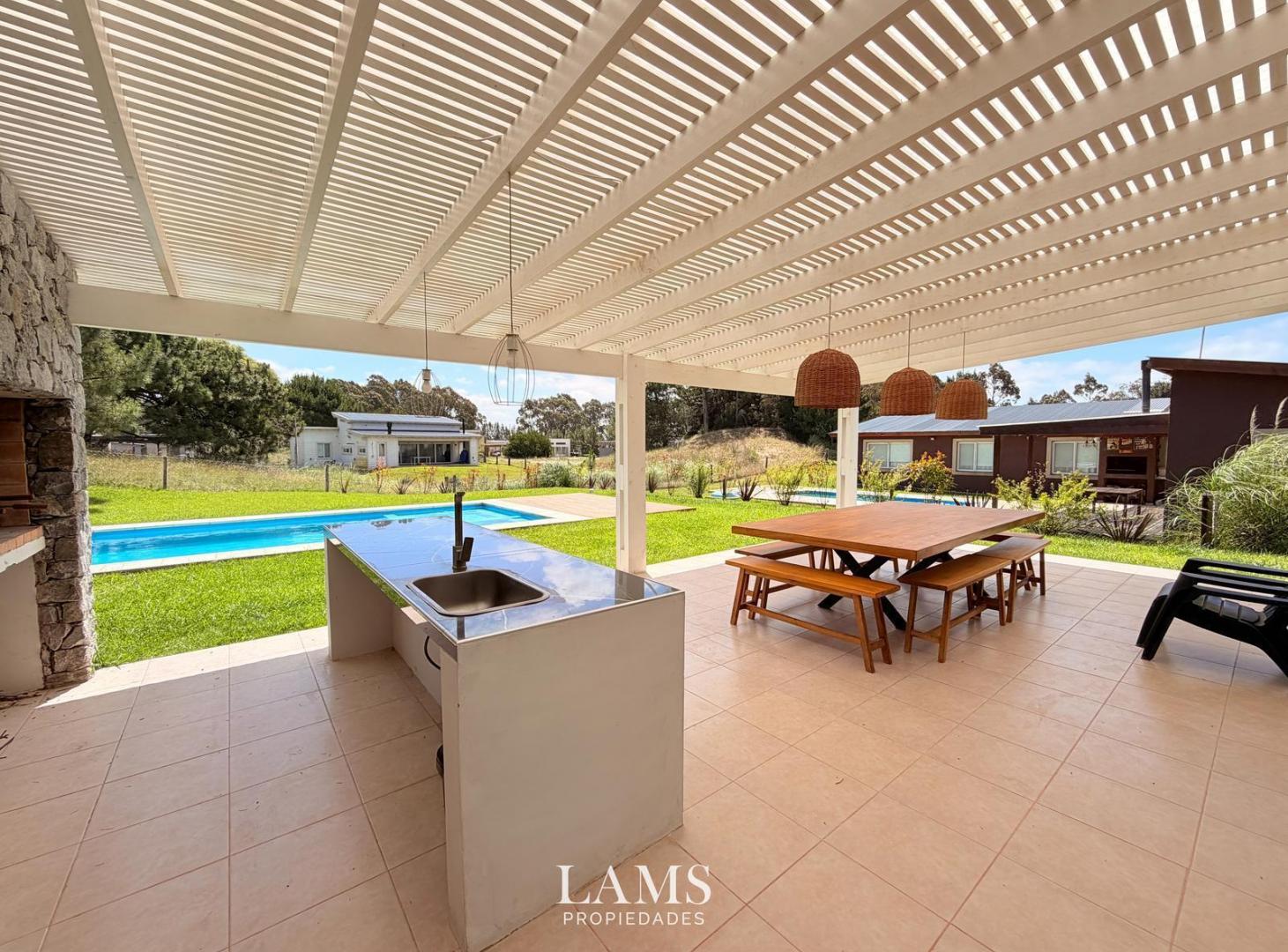 Venta - Casa 5 ambientes con pileta - Costa Esmeralda