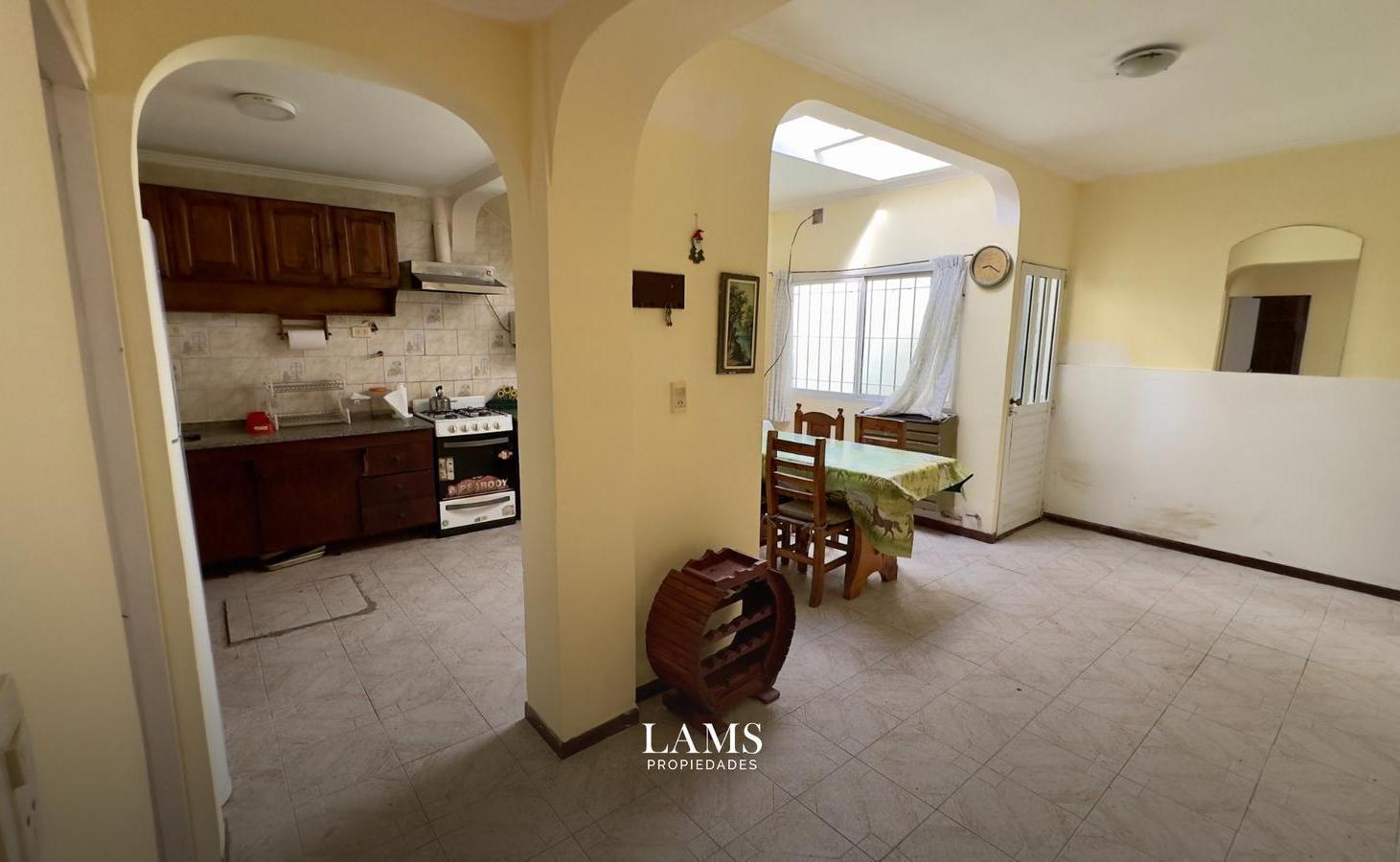 Alquiler - Casa 4 ambientes con garaje, apta profesional o vivienda - Playa Grande