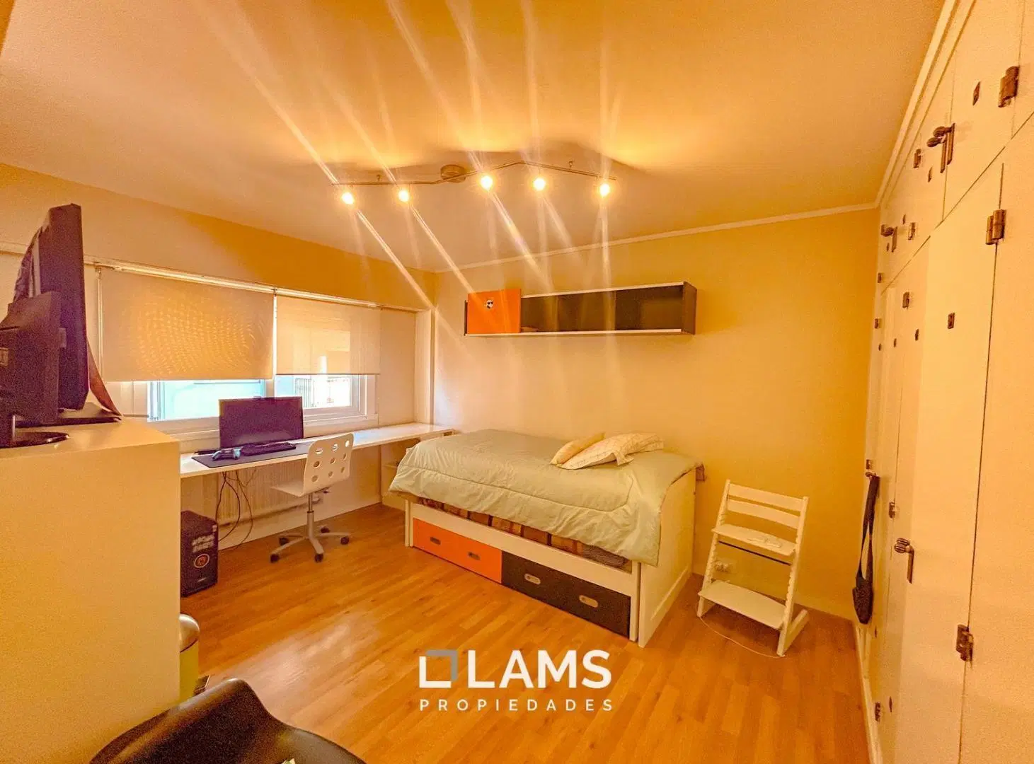Alquiler 12/24 meses - Semi-Piso 4 ambientes con cochera doble frente al mar Playa Grande 2