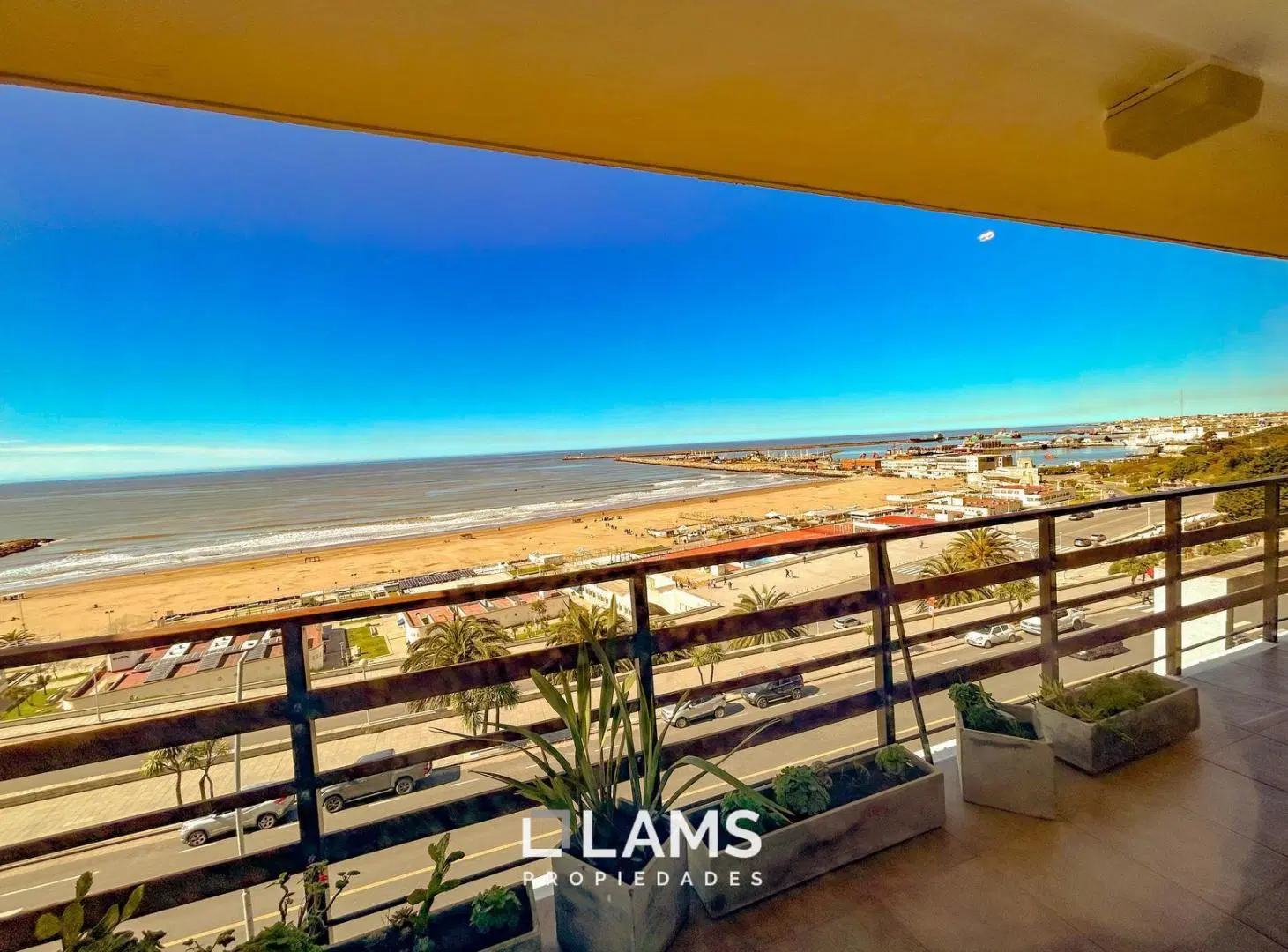 Alquiler 12/24 meses - Semi-Piso 4 ambientes con cochera doble frente al mar Playa Grande 4