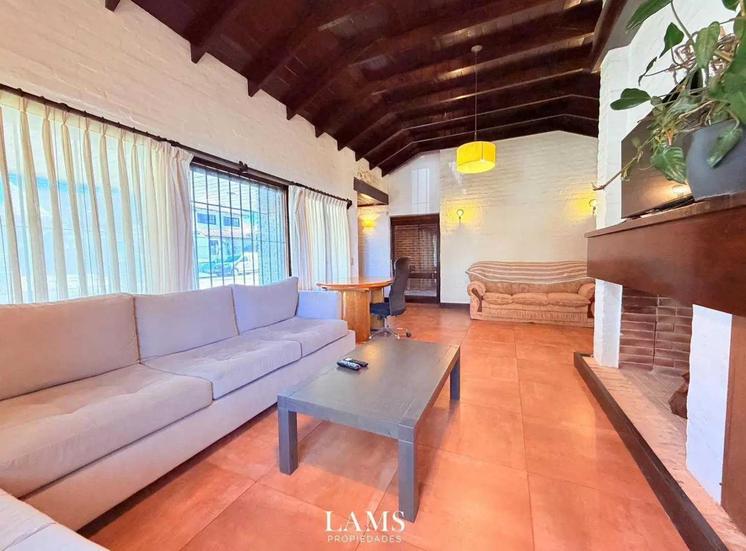 Venta - Chalet 4 ambientes Con Cochera  - Barrio San Carlos 3