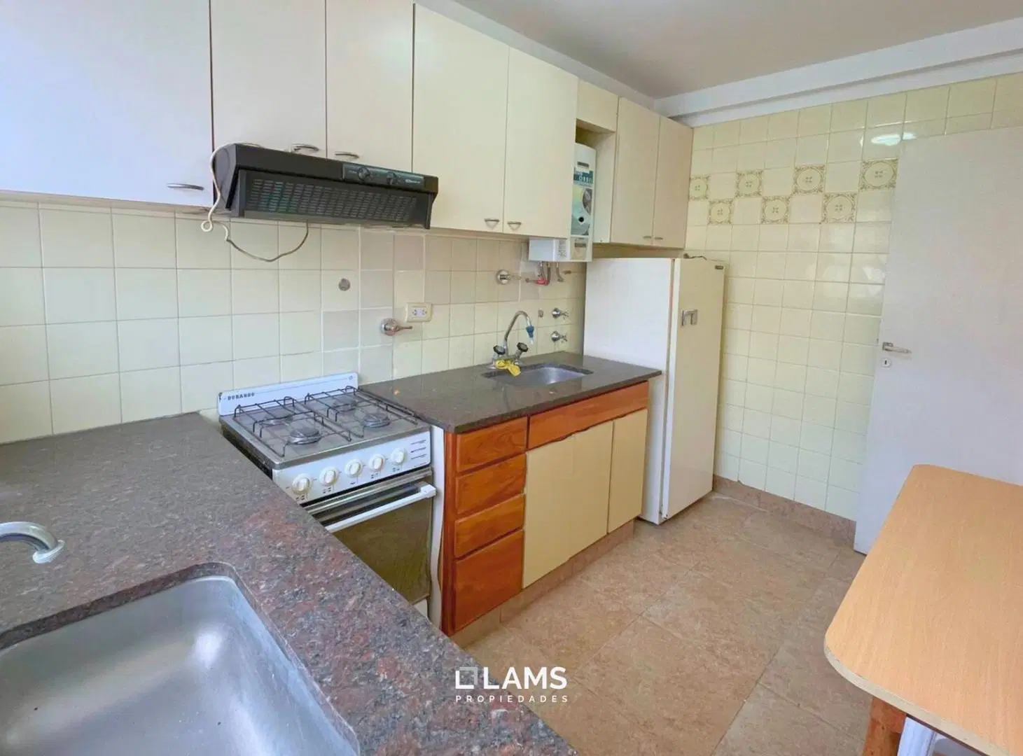 Departamento en Venta - 2 ambientes con balcón lateral y cochera cubierta - Zona Macrocentro 2