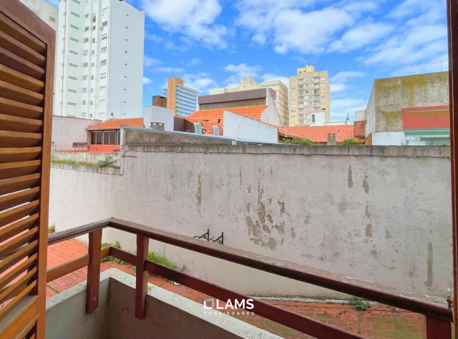Departamento en Venta - 2 ambientes con balcón lateral y cochera cubierta - Zona Macrocentro 5