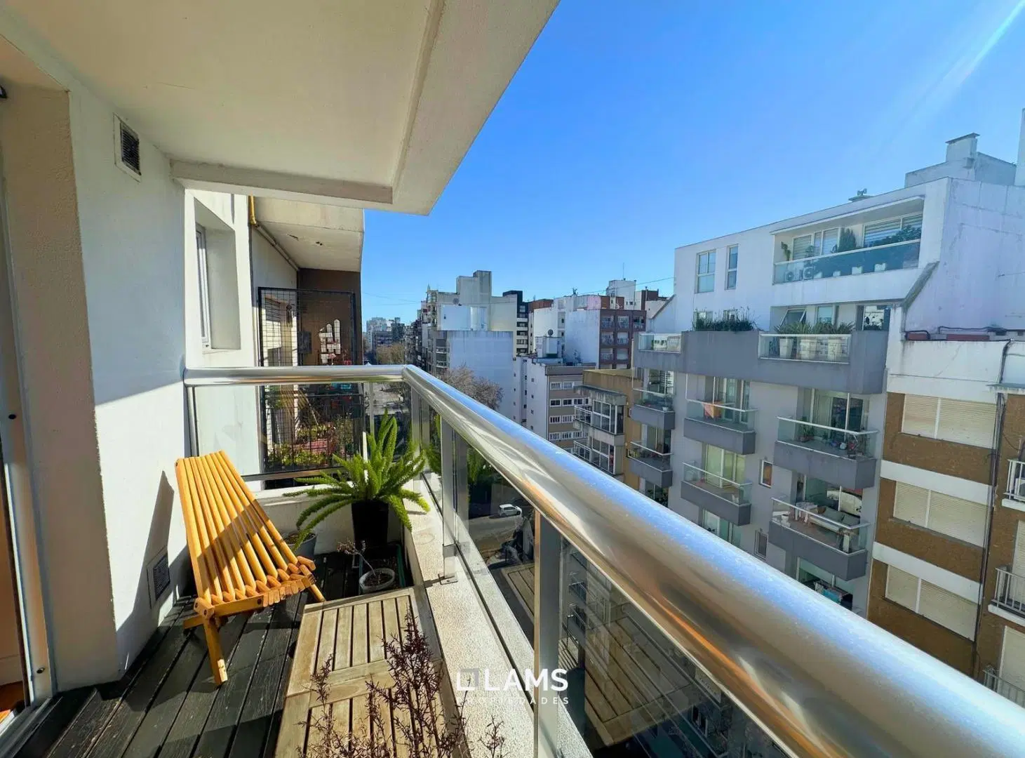 Venta - Departamento 3 ambientes con cochera  - Zona Plaza Mitre 8