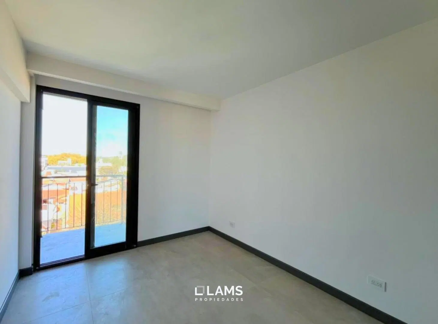 Alquiler - Departamento 2 ambientes con cochera - Zona San José 5