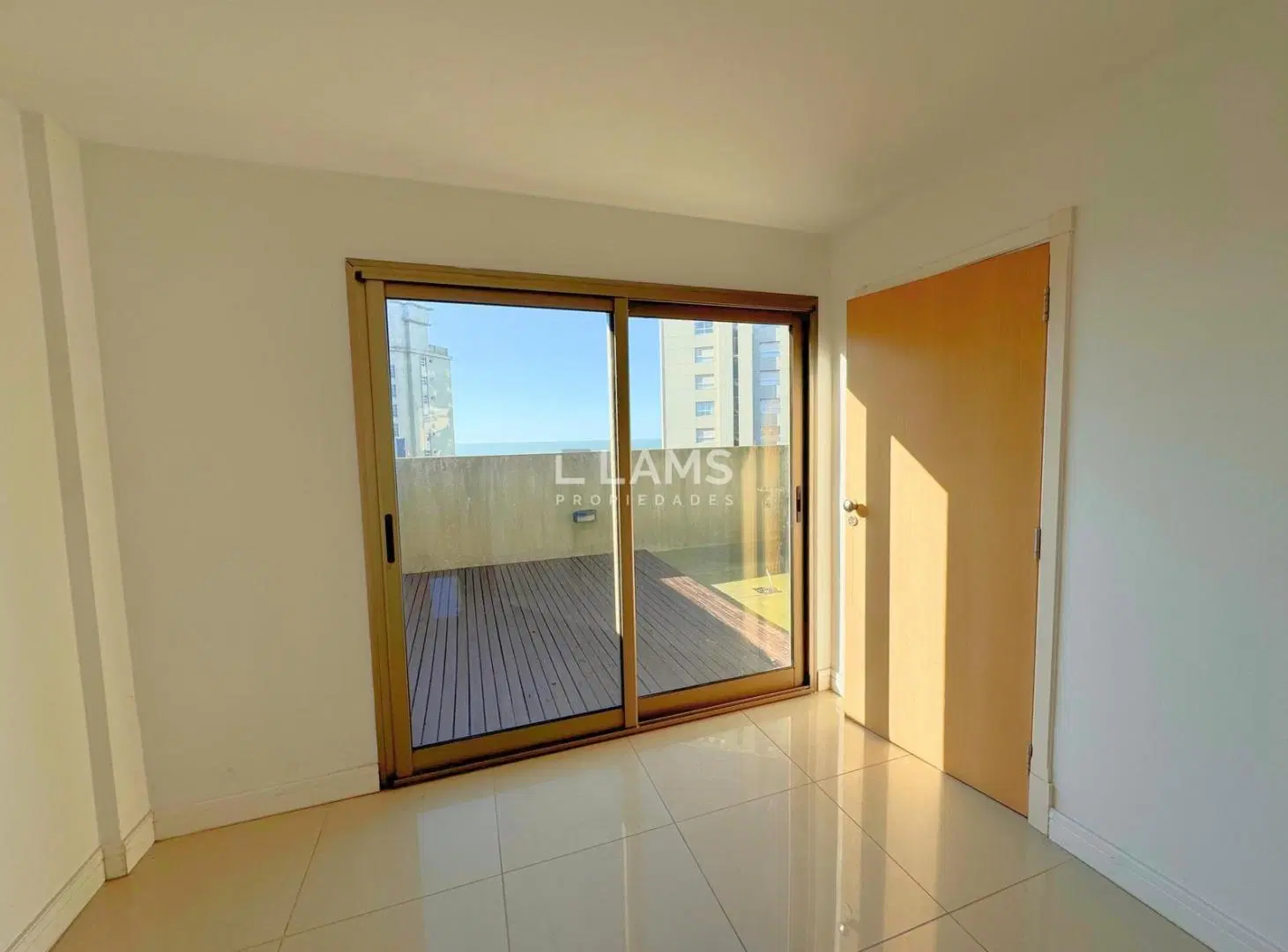 Venta - Departamento 2 ambientes con balcón - Zona La Perla 5