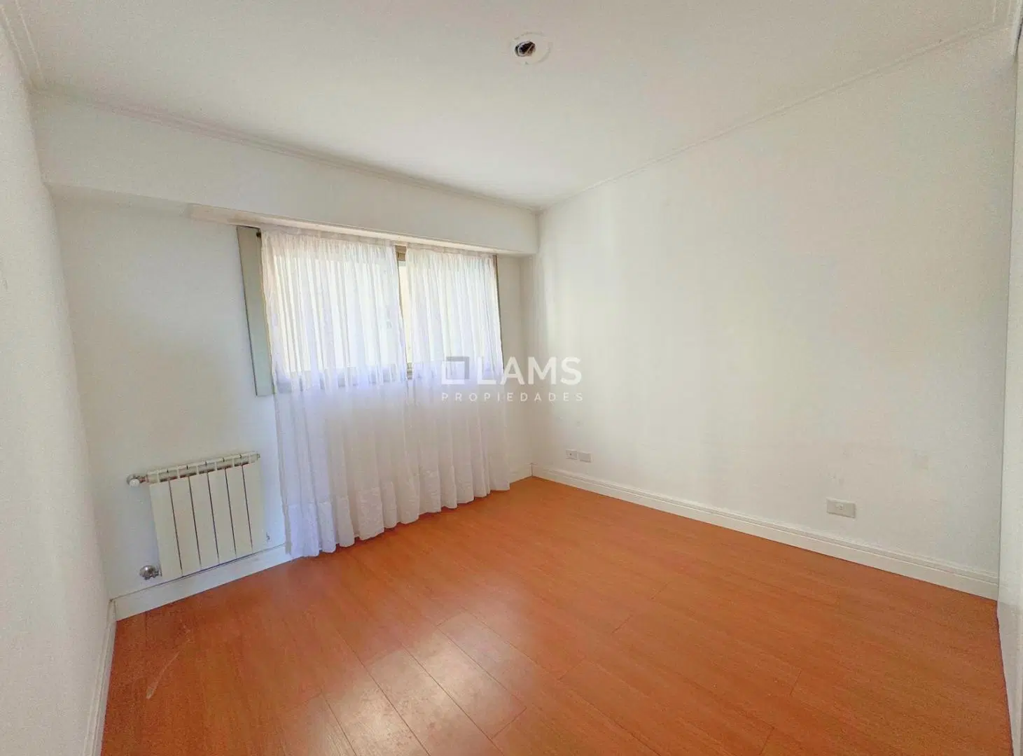 Venta - Departamento 2 ambientes con balcón - Zona La Perla 8
