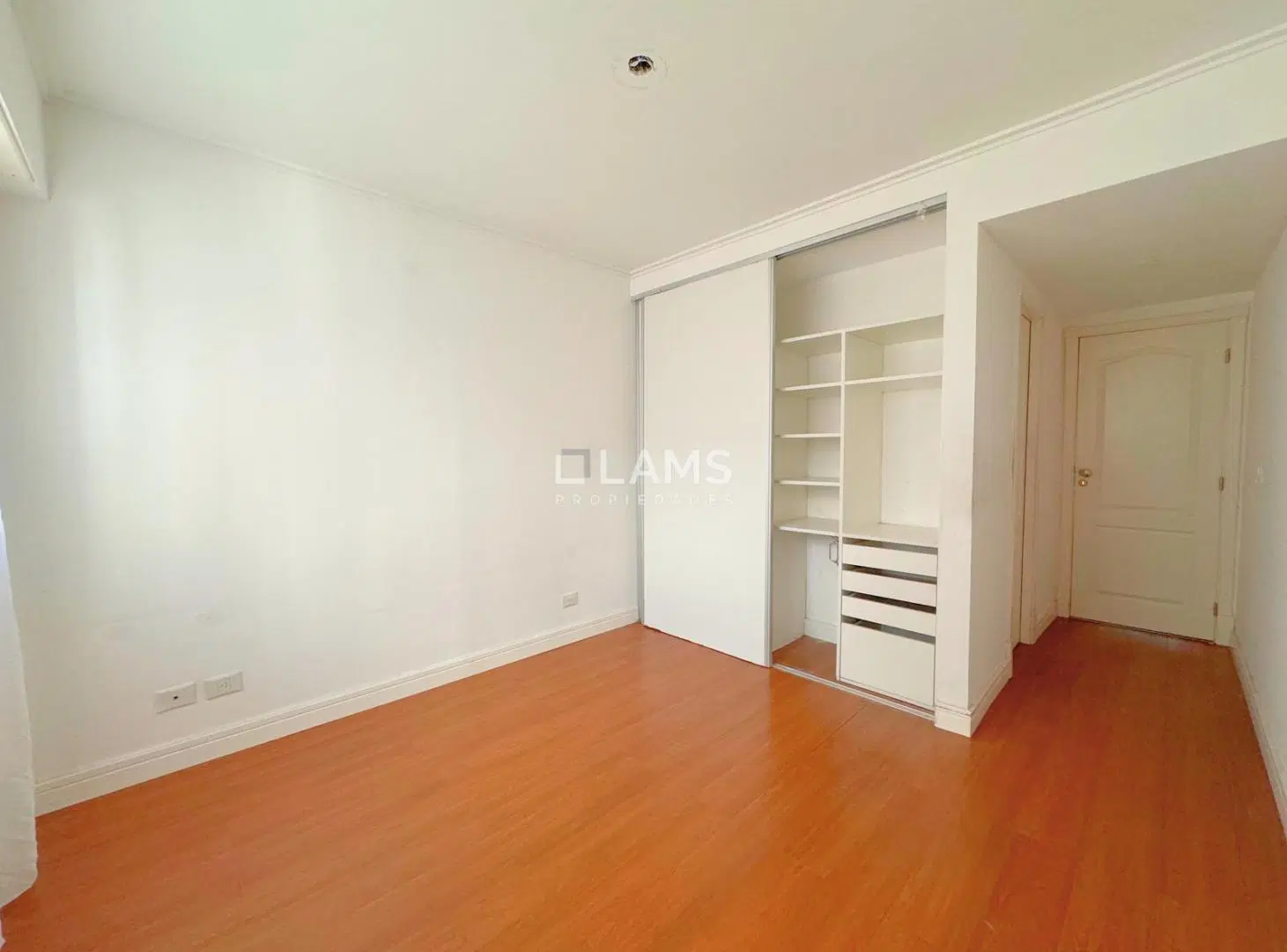 Venta - Departamento 2 ambientes con balcón - Zona La Perla 1