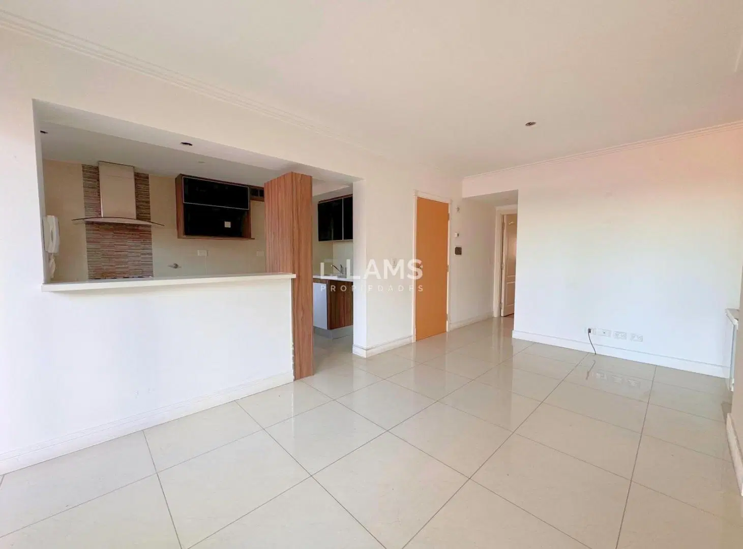 Venta - Departamento 2 ambientes con balcón y cochera - La Perla 3