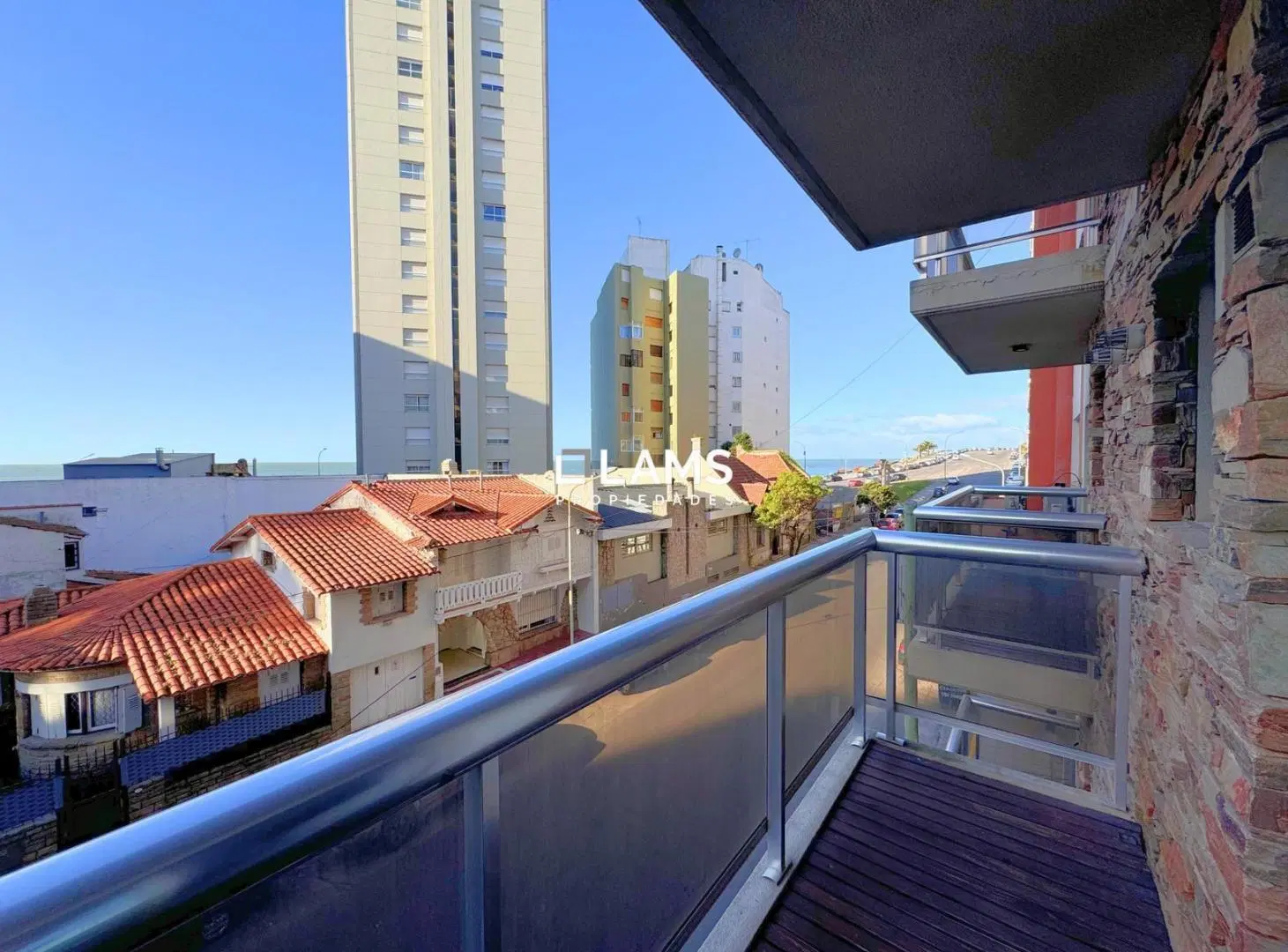 Venta - Departamento 2 ambientes con balcón y cochera - La Perla 8