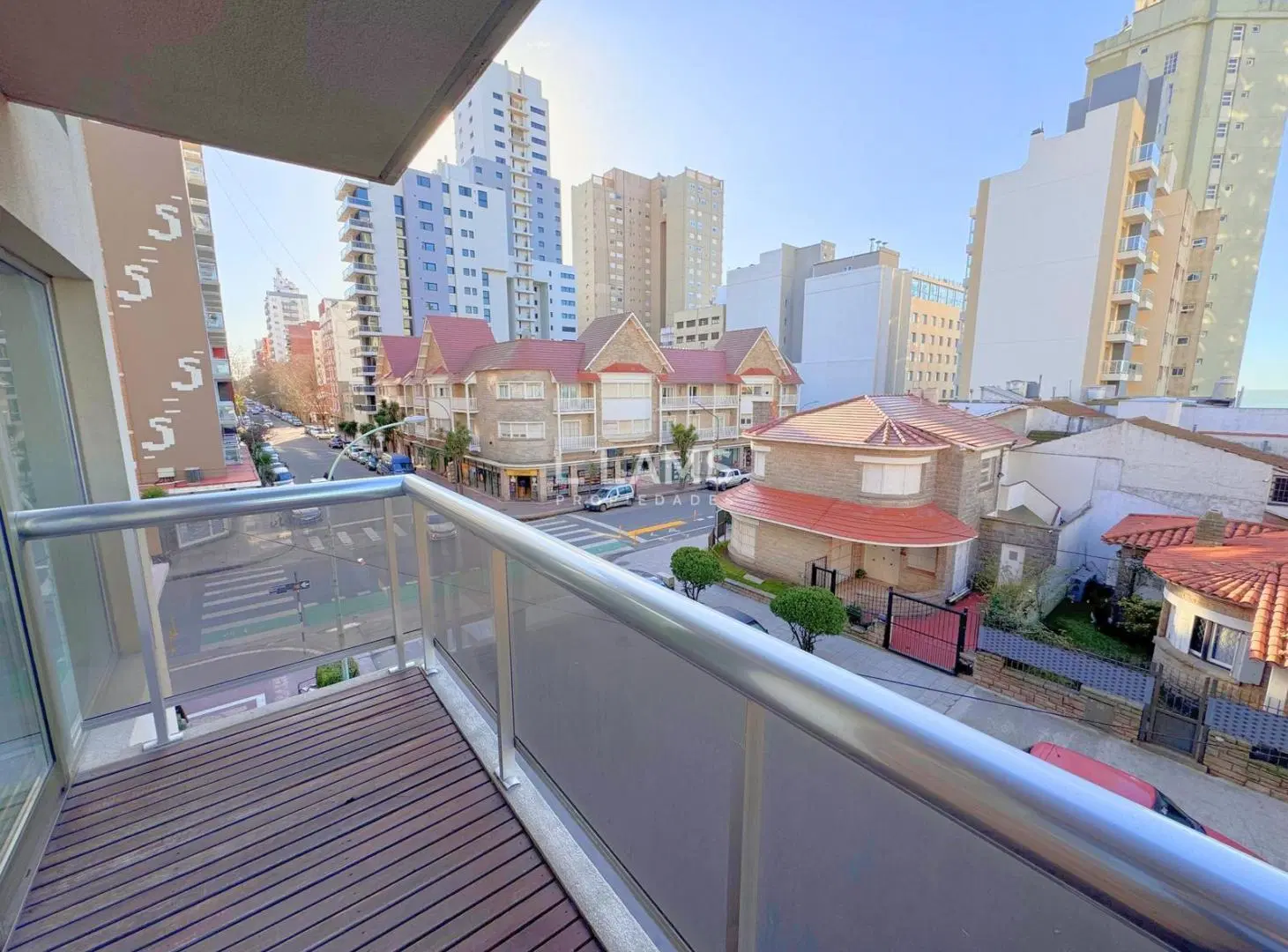 Venta - Departamento 2 ambientes con balcón y cochera - La Perla 5
