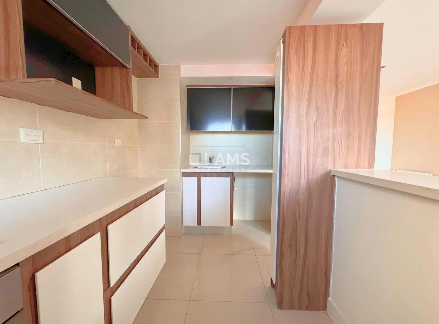 Venta - Departamento 2 ambientes con balcón y cochera - La Perla 4