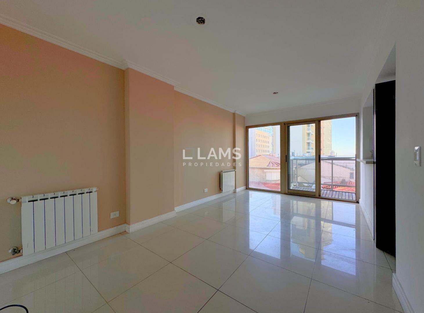 Foto de Venta - Departamento 2 ambientes con balcón y cochera - La Perla, imagen 3