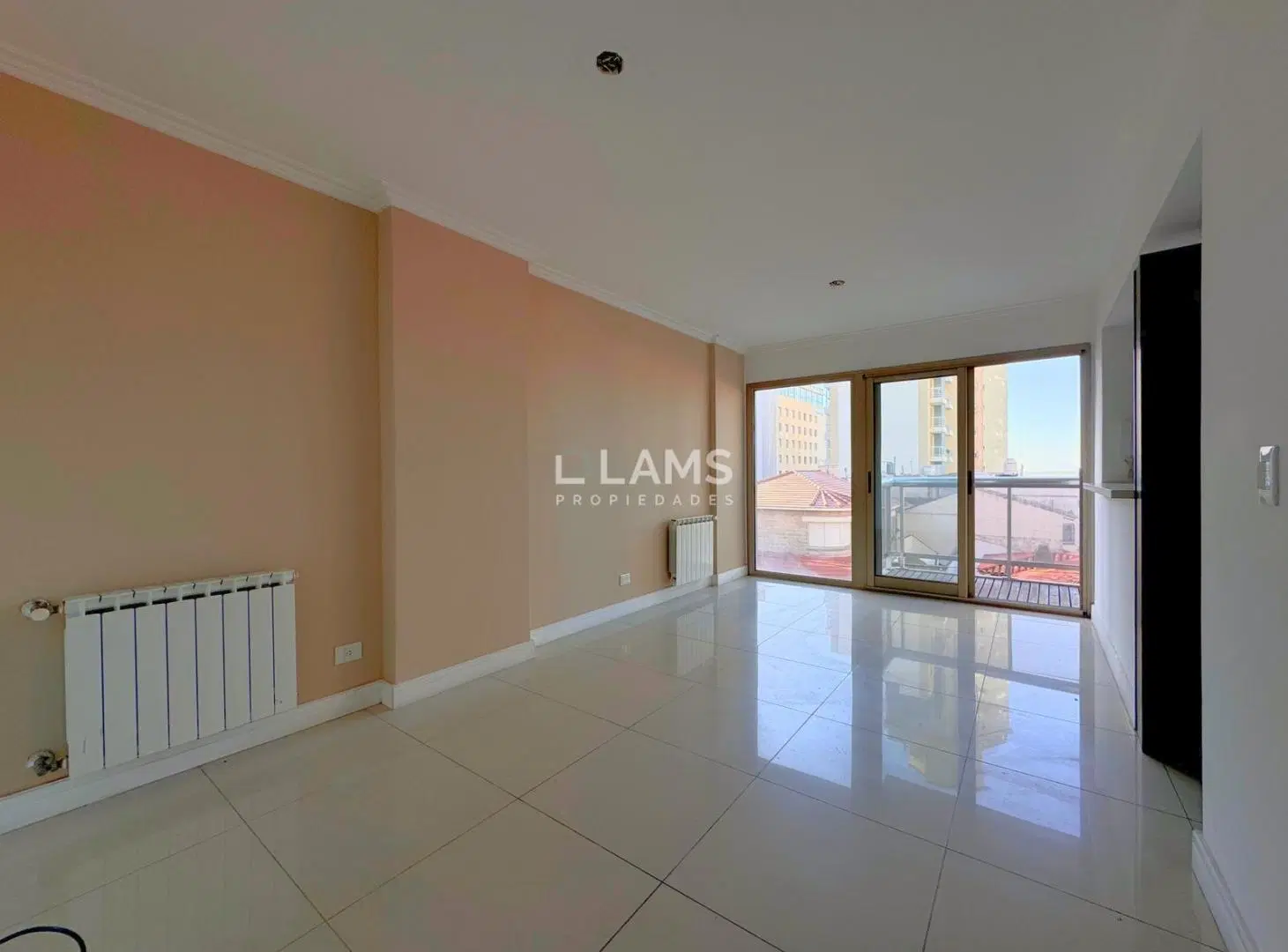 Venta - Departamento 2 ambientes con balcón y cochera - La Perla 2