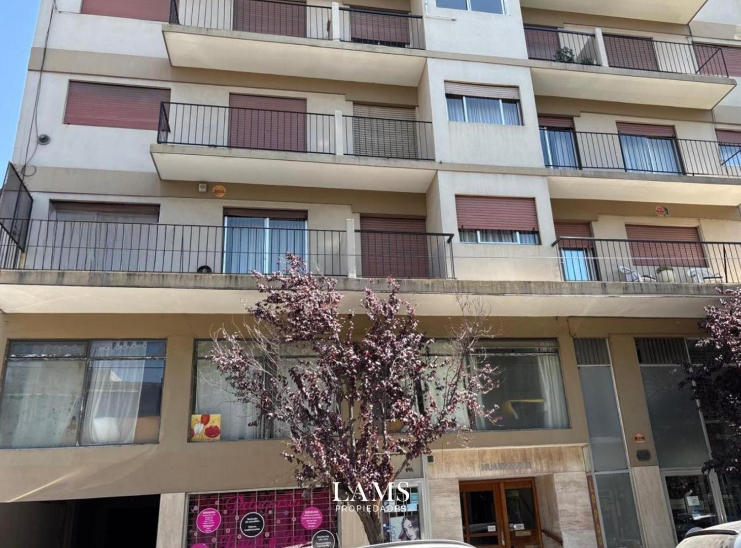 Venta - Departamento 3 ambientes con balcón - Zona Centro