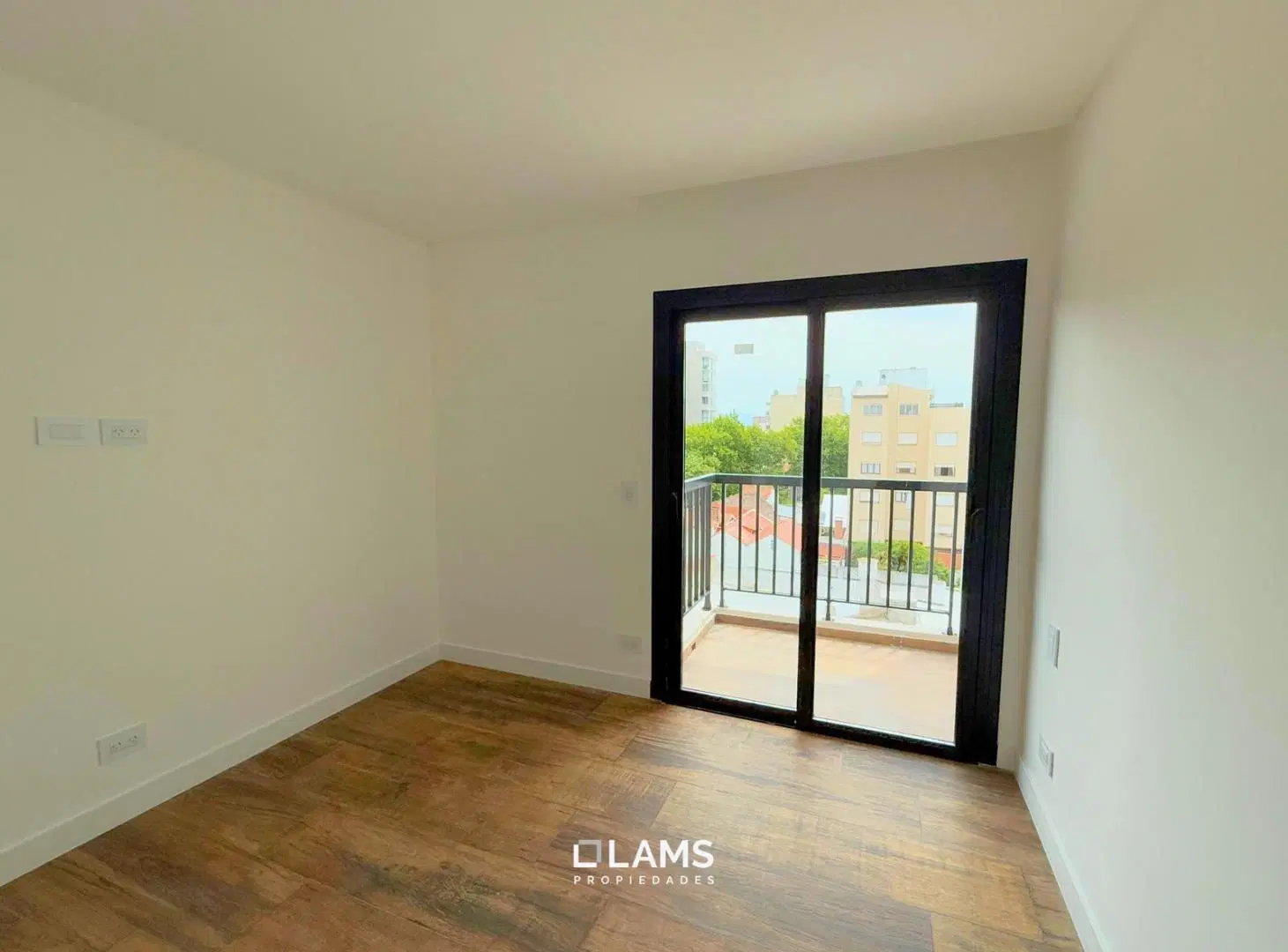 Semipiso 2 ambientes con balcón al frente - Venta - Plaza Mitre 5