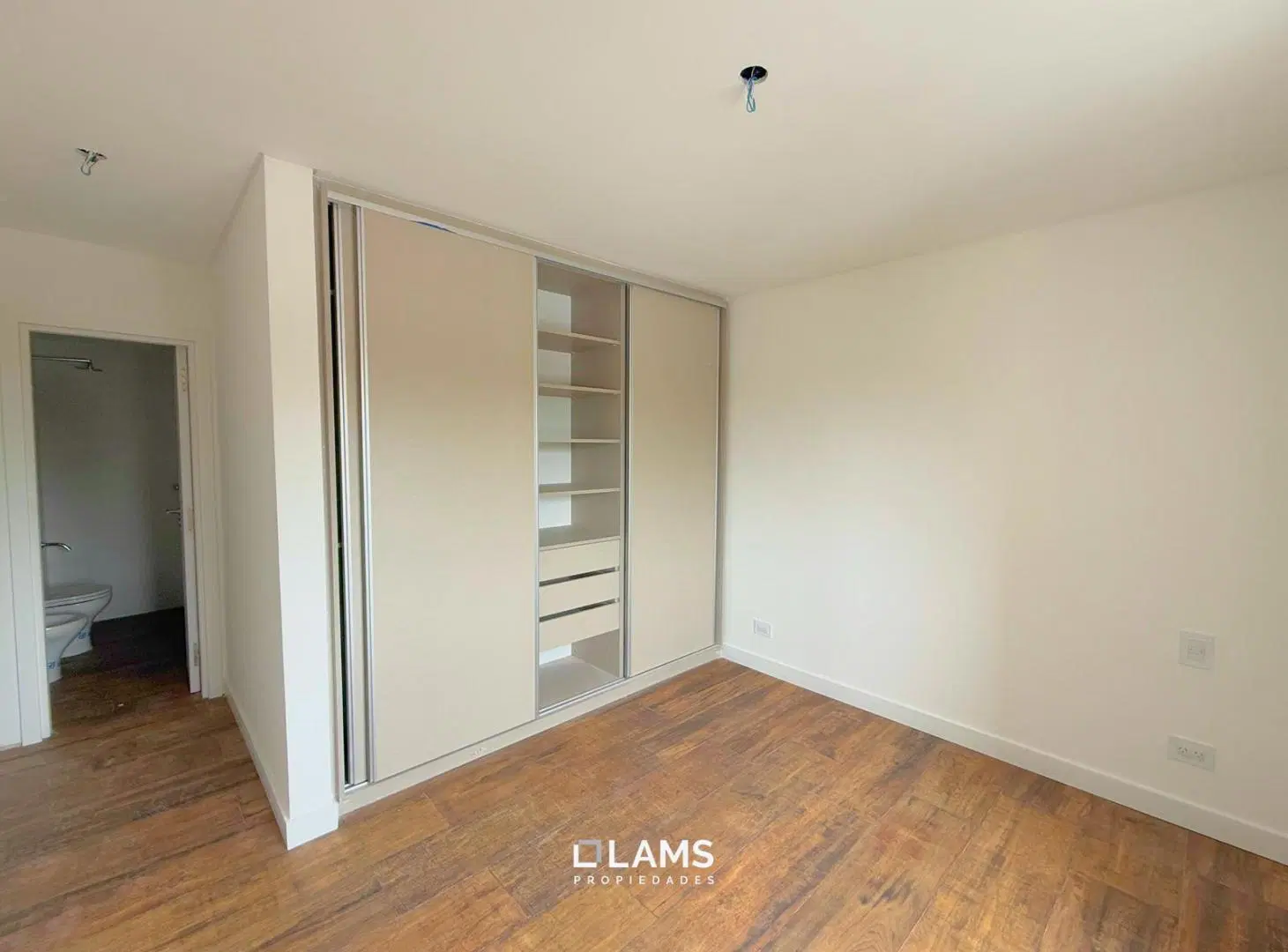 Departamento en Venta a Extrenar a la Calle con Cochera 5