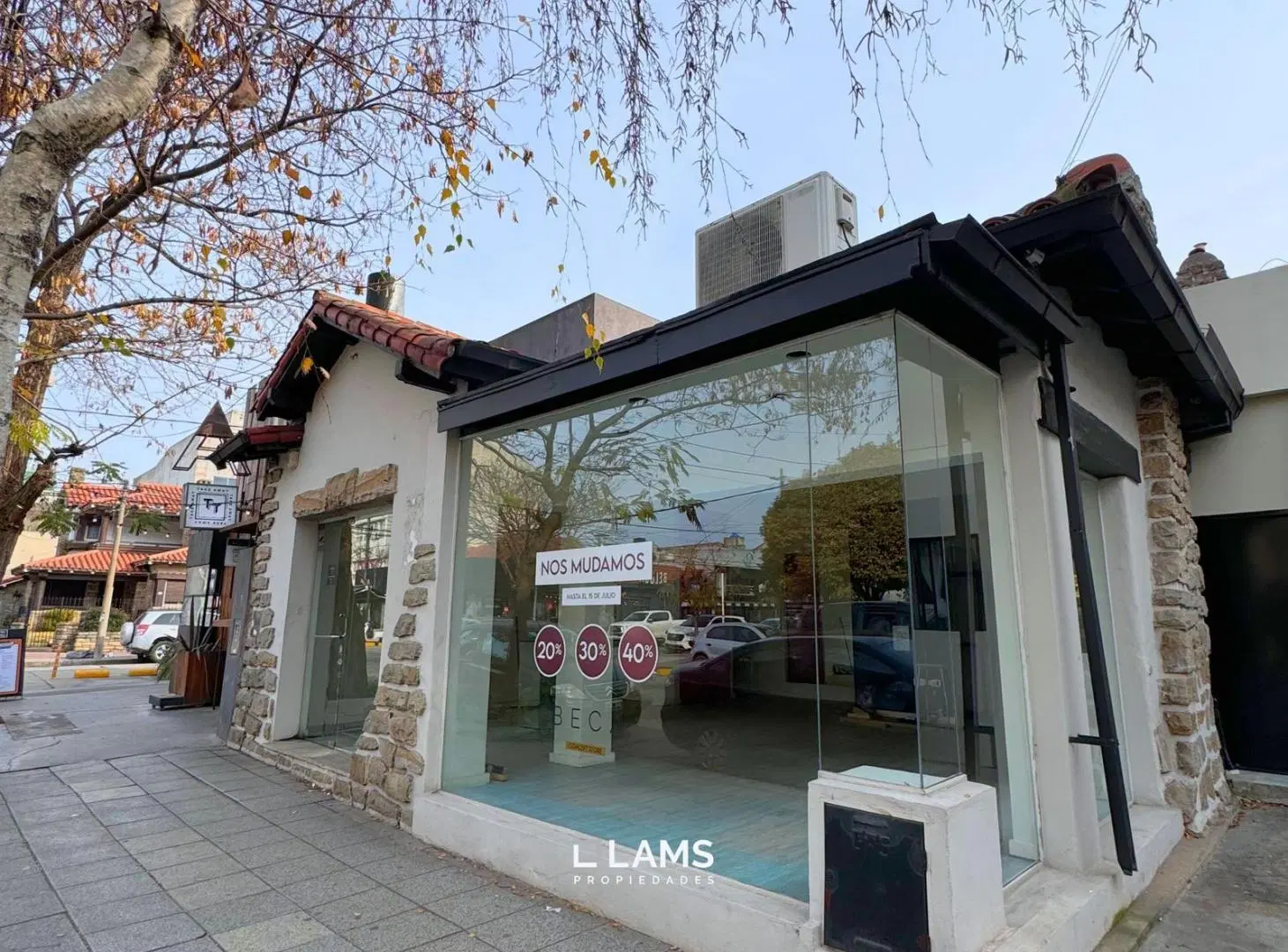 Local con departamento en PH a la Venta en calle comercial Olavarria 3