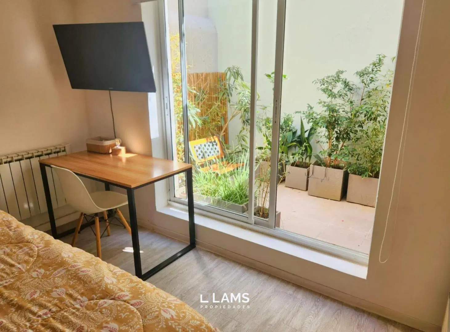 Local con departamento en PH a la Venta en calle comercial Olavarria 2