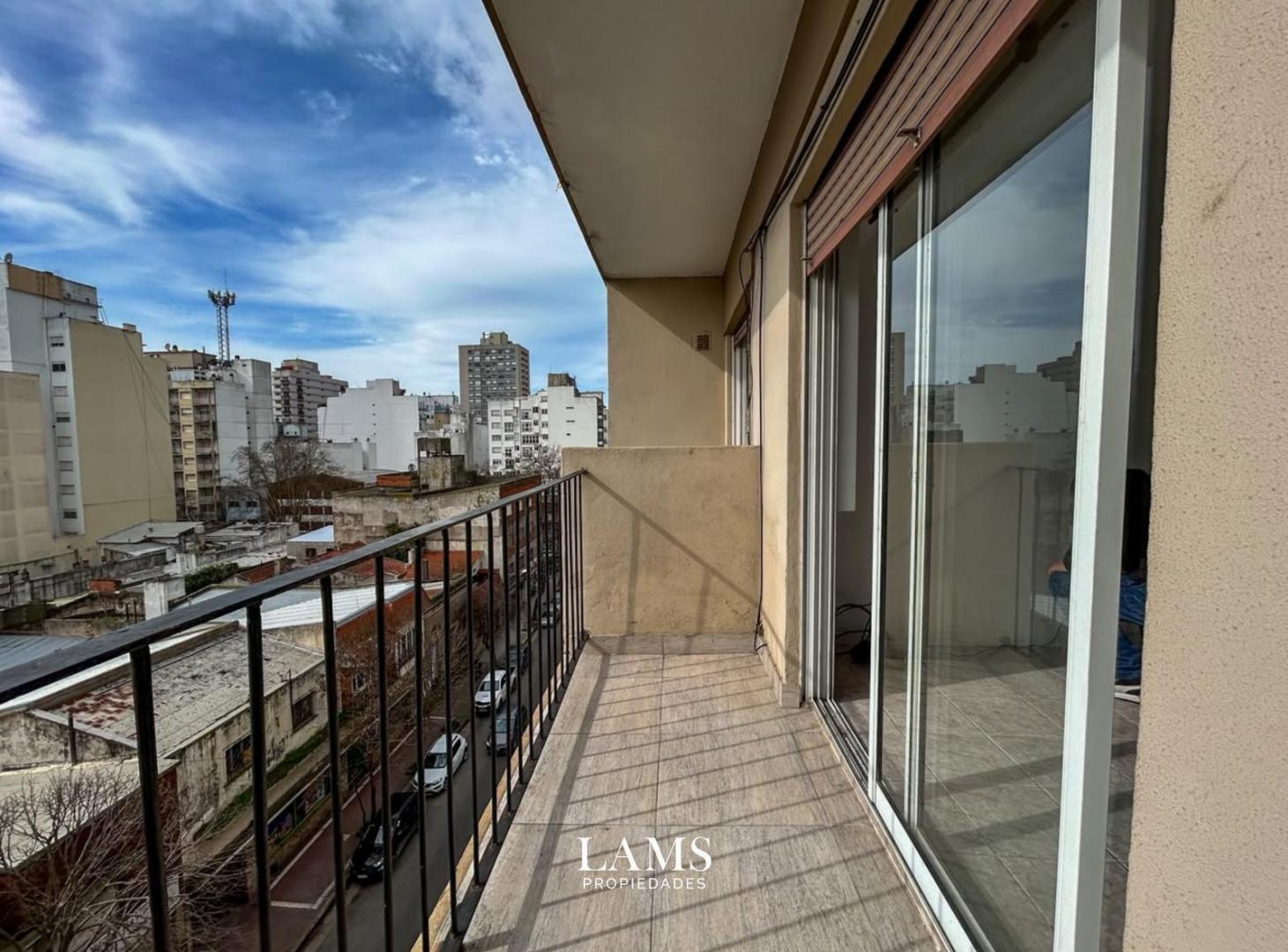 Foto de Alquiler 24 meses - Departamento 3 ambientes con balcón y dependencia, imagen 4