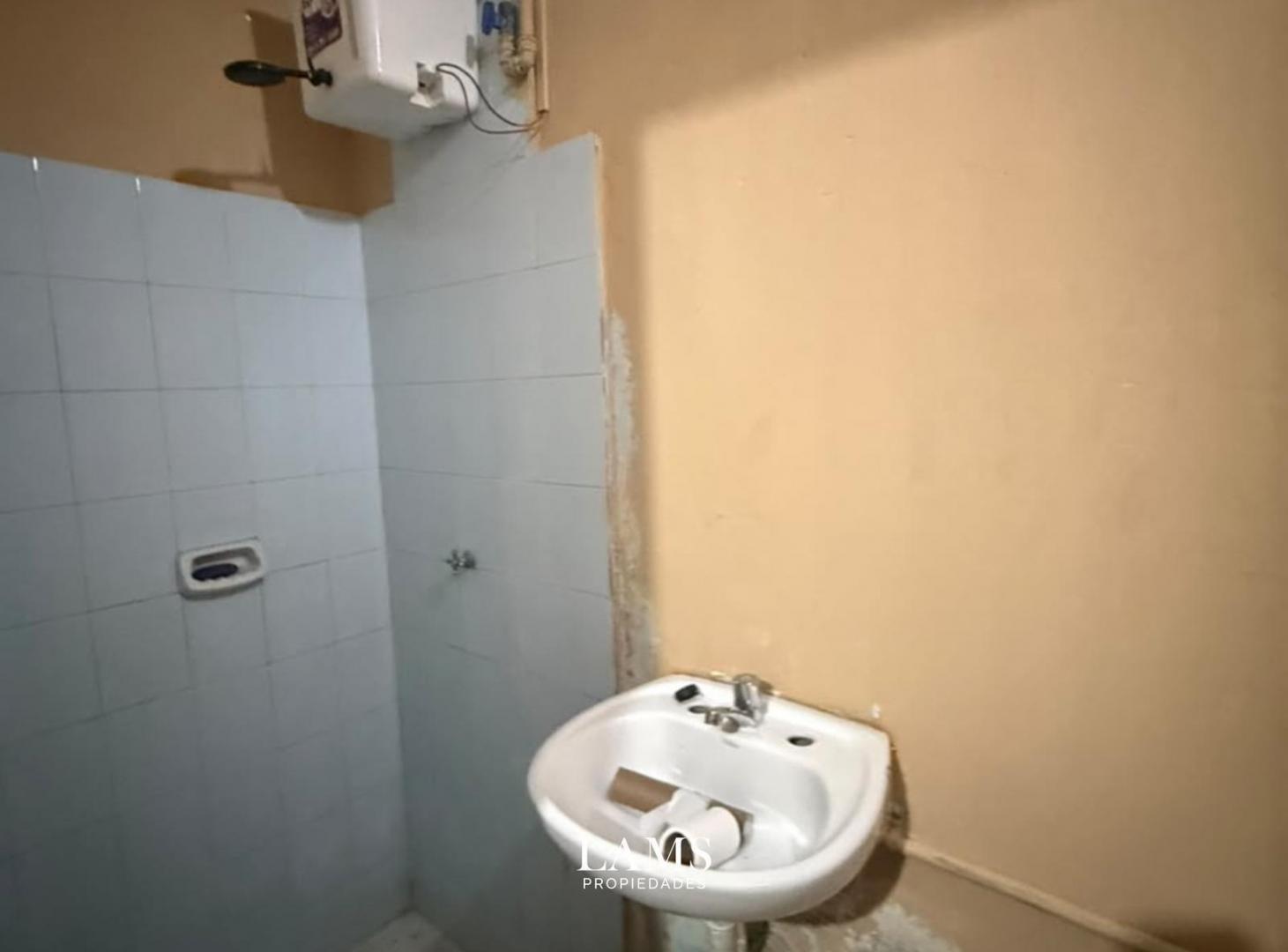 Foto de CASA CON LOCAL COMERCIAL – VENTA - Barrio Florencio Sánchez, imagen 2