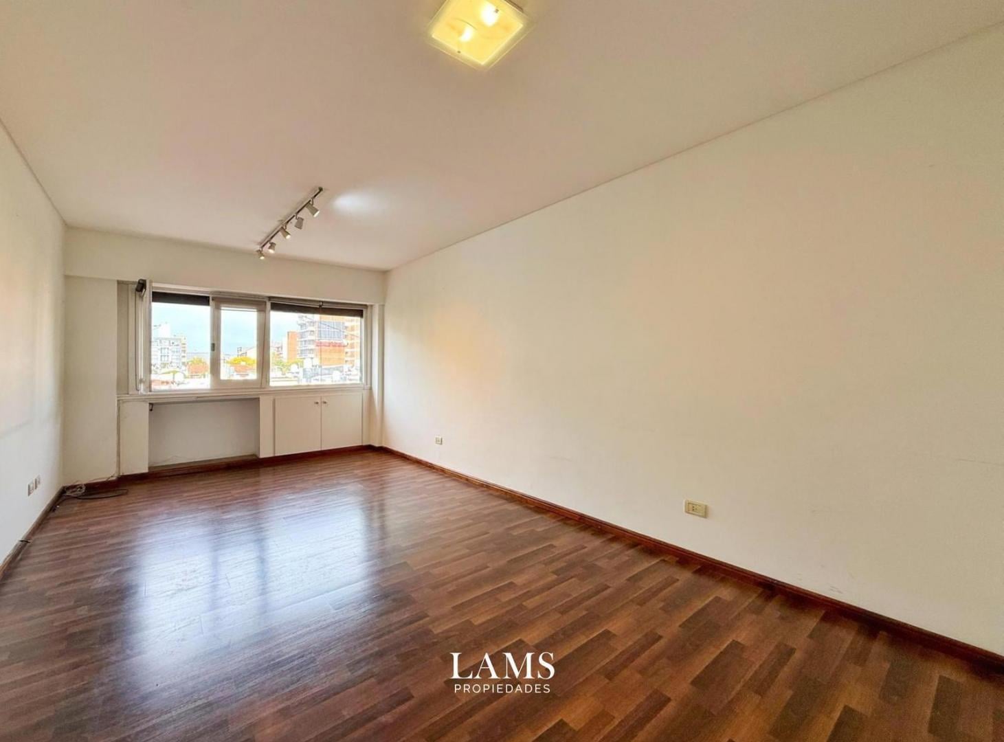 Foto de Alquiler 24 meses -Departamento 2 ambientes con cochera - Zona Chauvin, imagen 1