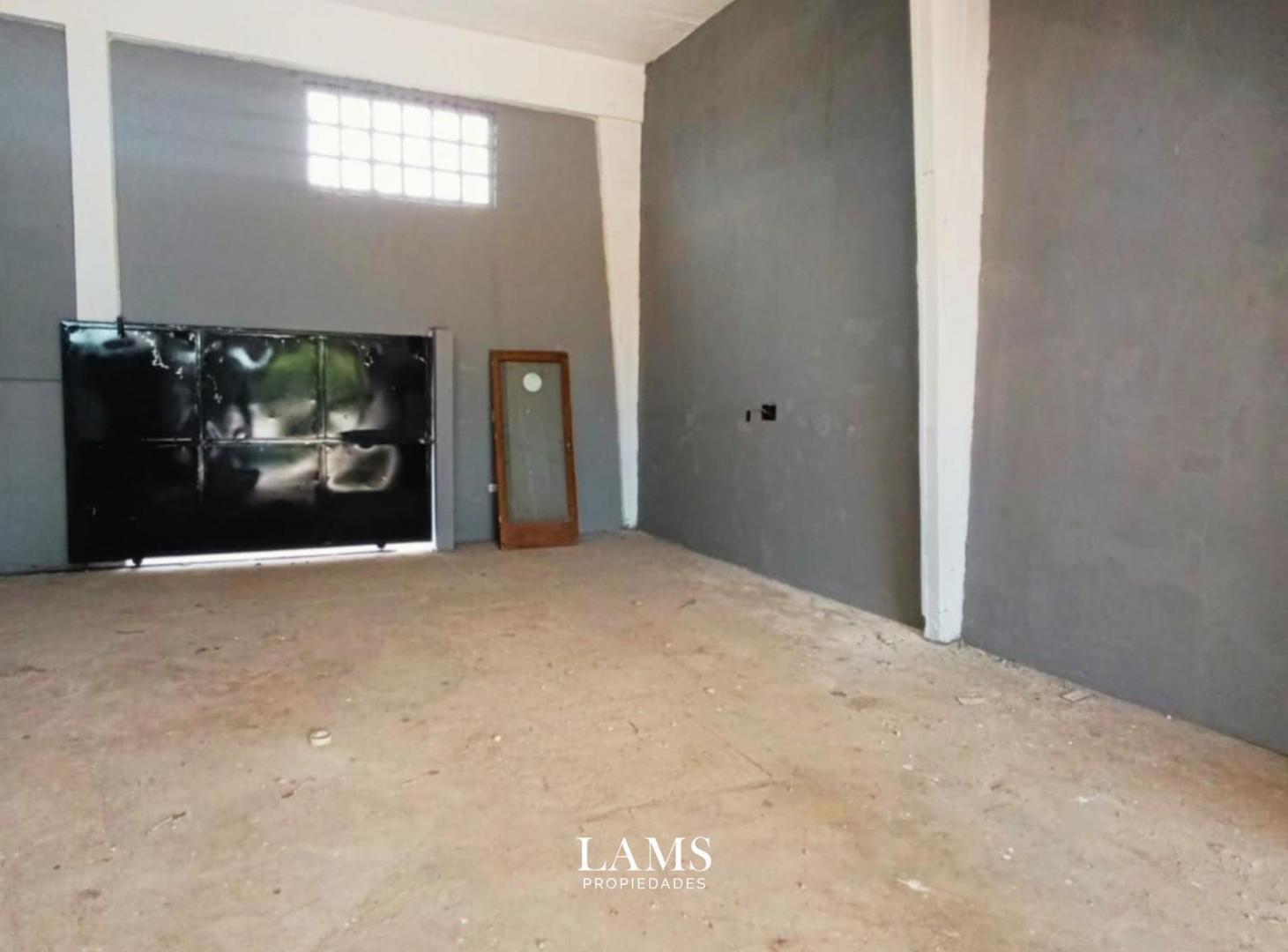 Foto de Alquiler - Importante Galpón con losa - Barrio Fortunato de la Plaza, imagen 2