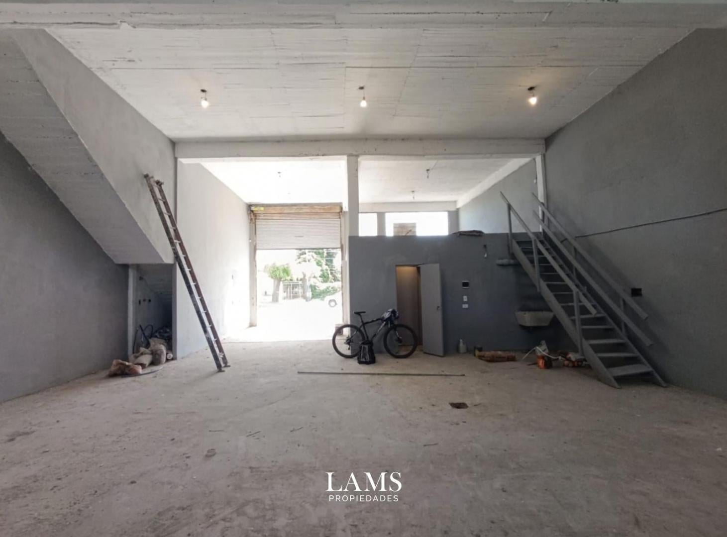 Foto de Alquiler - Importante Galpón con losa - Barrio Fortunato de la Plaza, imagen 5