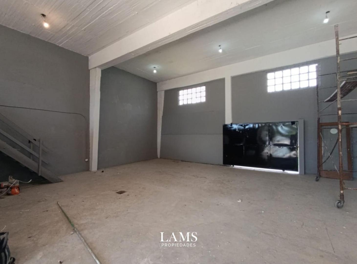 Foto de Venta - Importante Galpón con losa - Barrio Fortunato de la Plaza, imagen 4