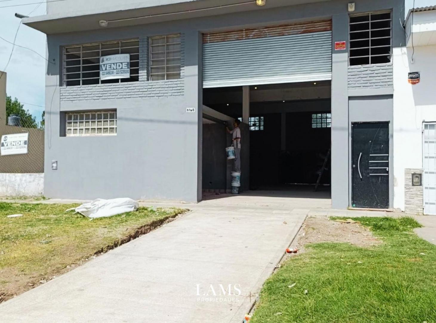 Foto de Venta - Importante Galpón con losa - Barrio Fortunato de la Plaza, imagen 2