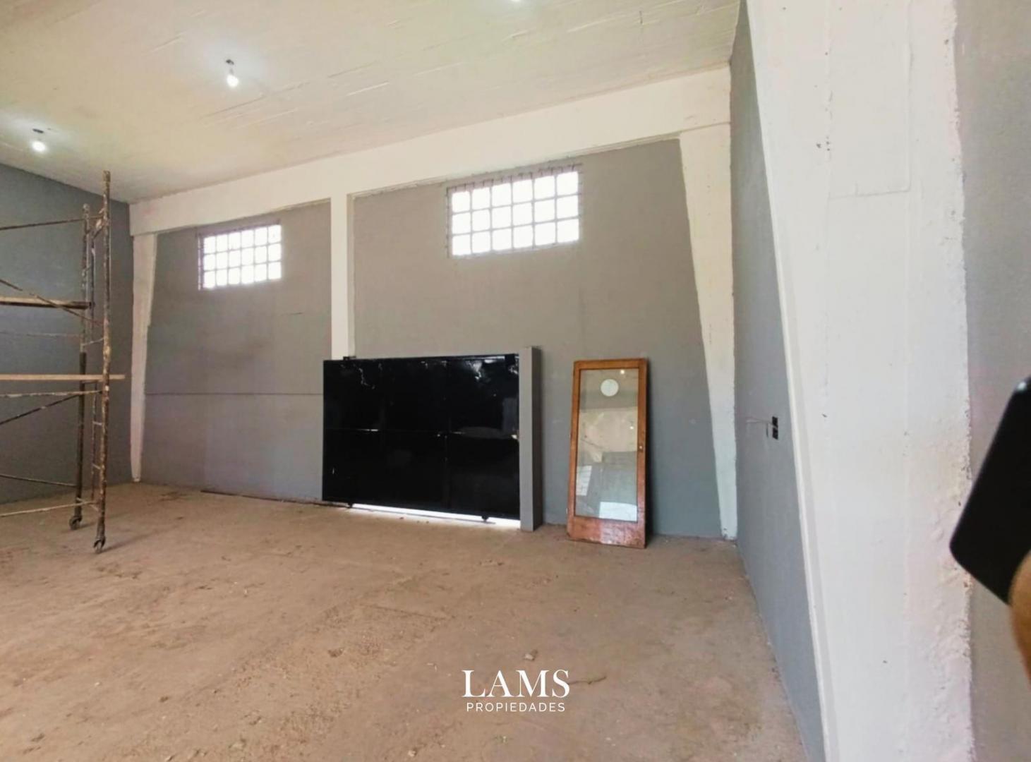 Foto de Venta - Importante Galpón con losa - Barrio Fortunato de la Plaza, imagen 3
