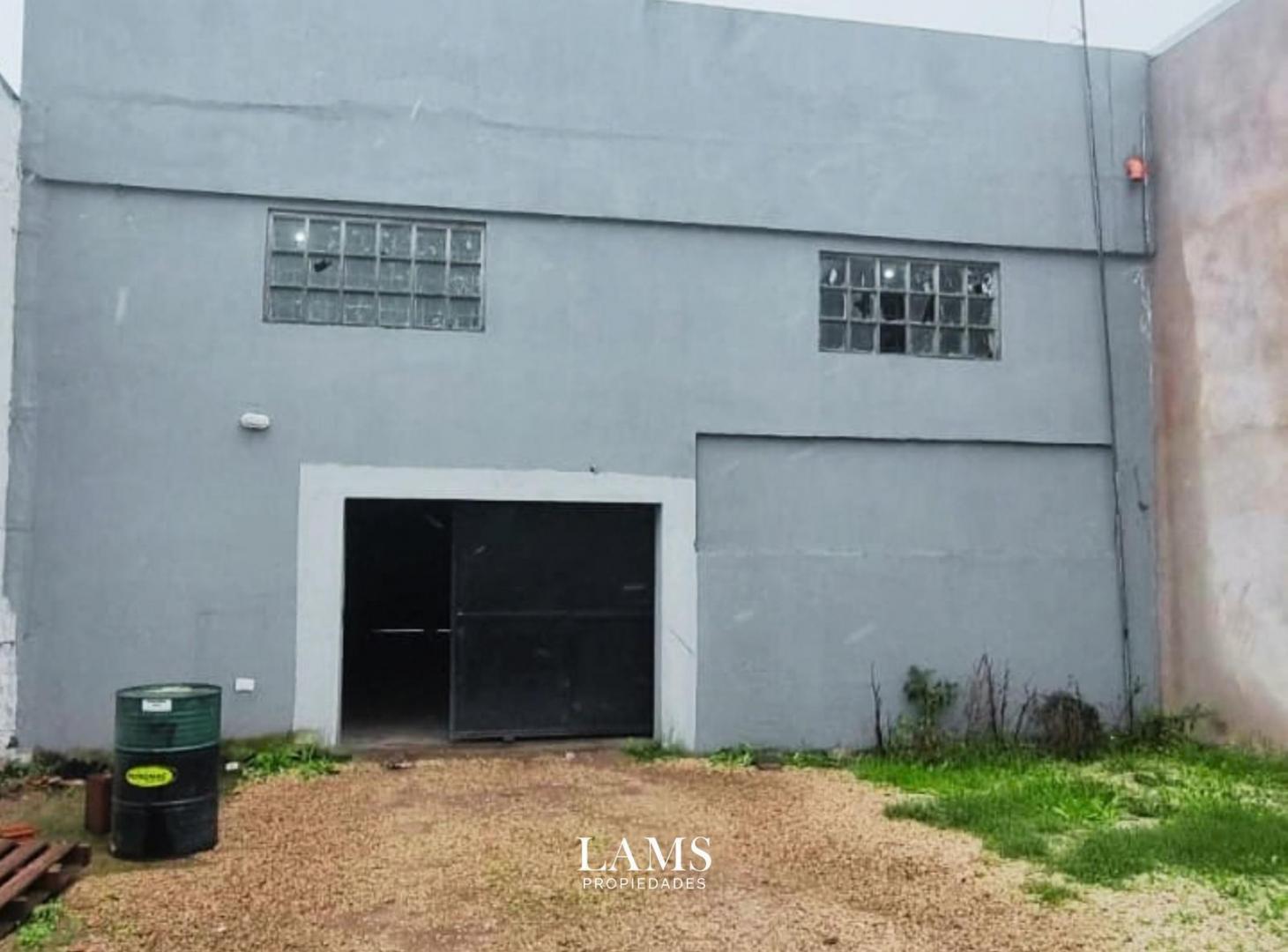Foto de Venta - Importante Galpón con losa - Barrio Fortunato de la Plaza, imagen 1