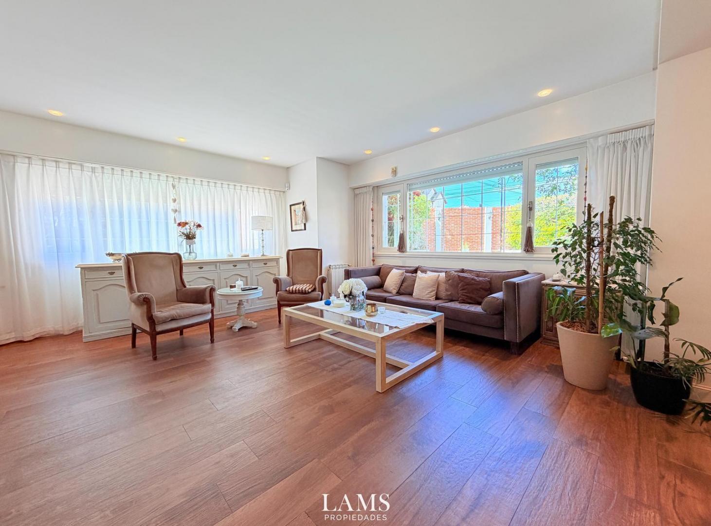 Foto de Venta - PH 4 ambientes con amplio parque y piscina - Barrio San Carlos, imagen 2