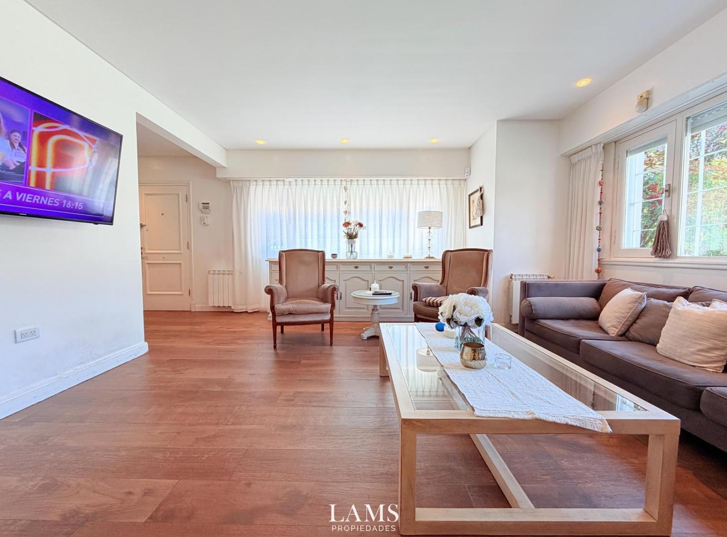 Foto de Venta - PH 4 ambientes con amplio parque y piscina - Barrio San Carlos, imagen 3