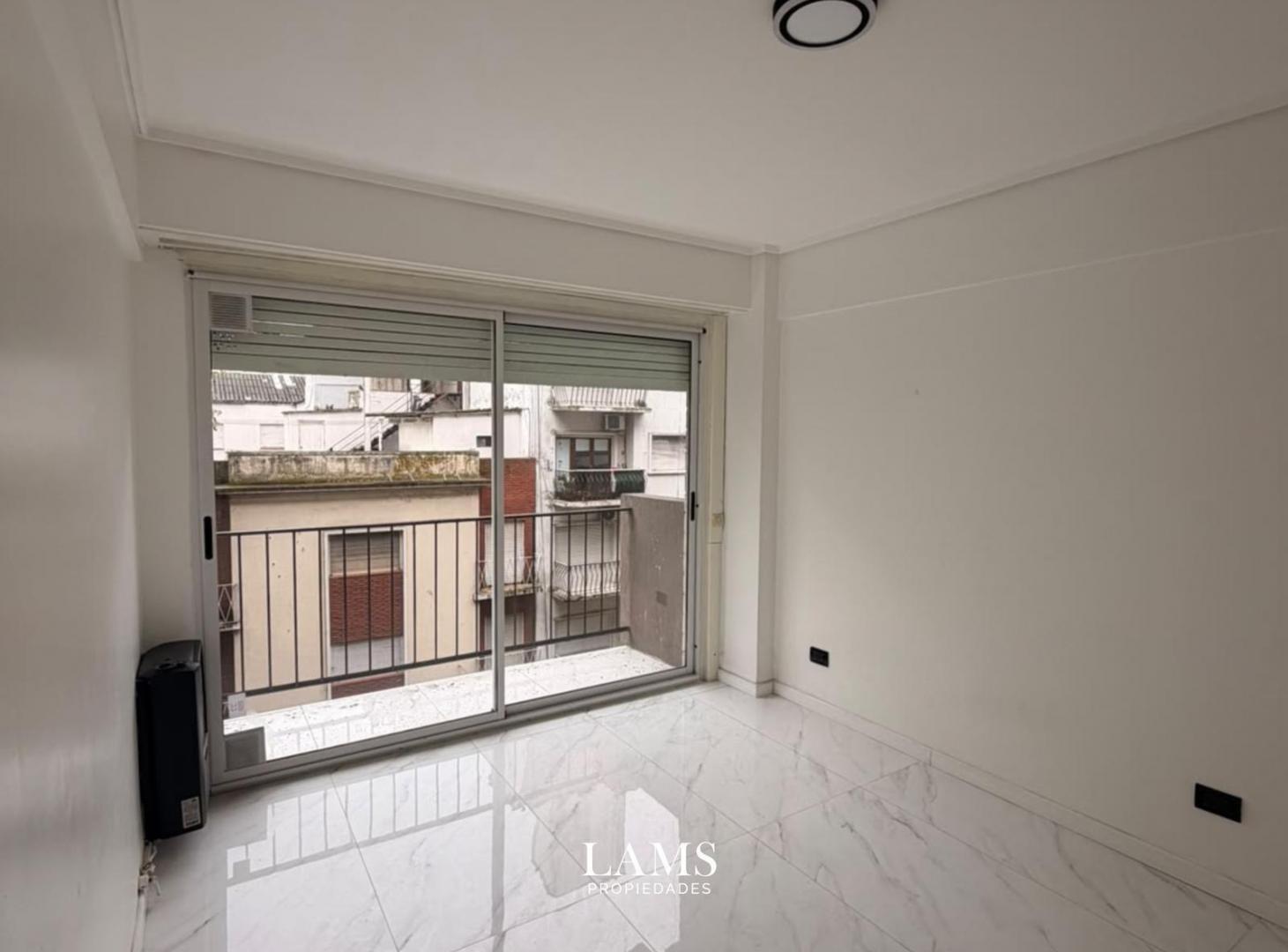 Foto de Venta - Departamento 2 ambientes reciclado con balcón corrido - Zona, imagen 3