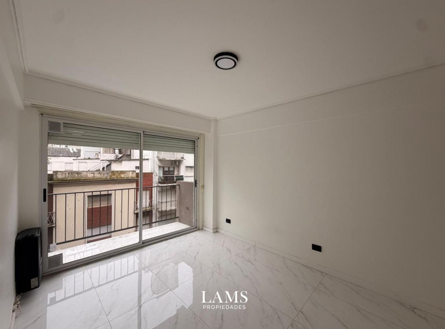 Foto de Venta - Departamento 2 ambientes reciclado con balcón corrido - Zona, imagen 2