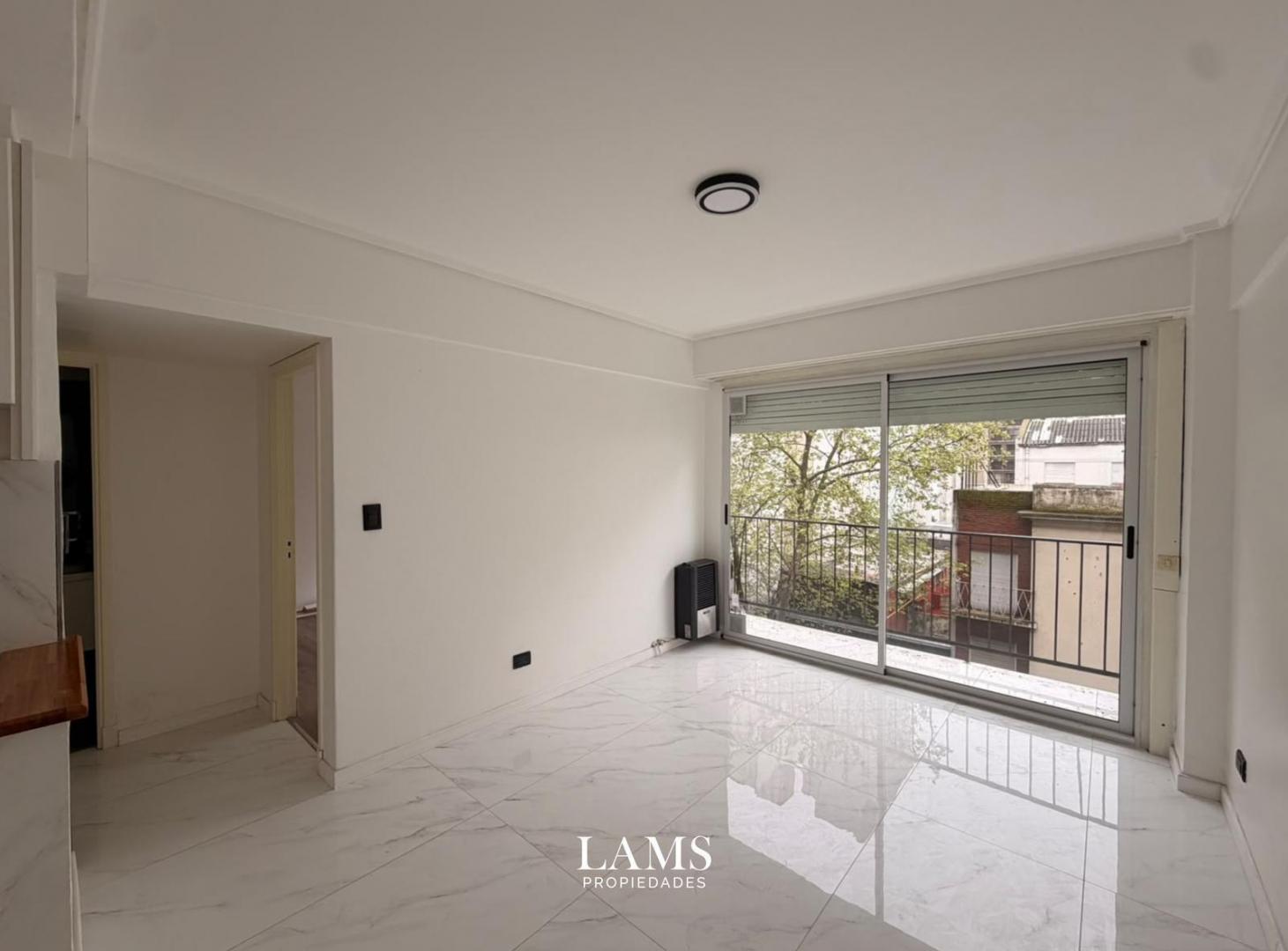 Foto de Venta - Departamento 2 ambientes reciclado con balcón corrido - Zona, imagen 1