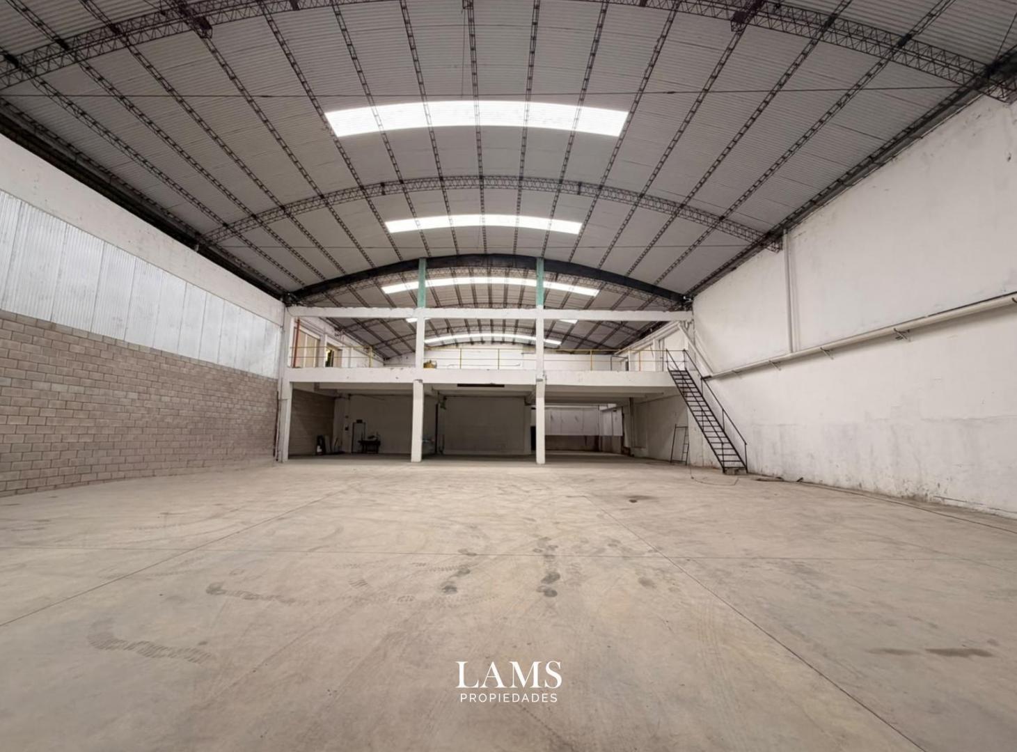 Foto de Alquiler de galpón de 1200m2 en excelente ubicación - zona Las Avenidas, imagen 2