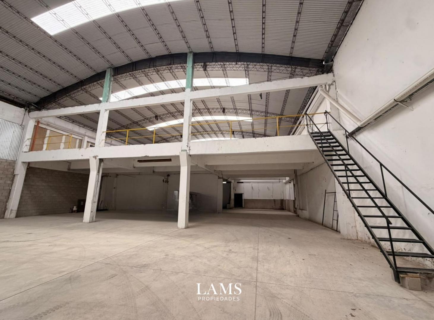 Foto de Alquiler de galpón de 1200m2 en excelente ubicación - zona Las Avenidas, imagen 3