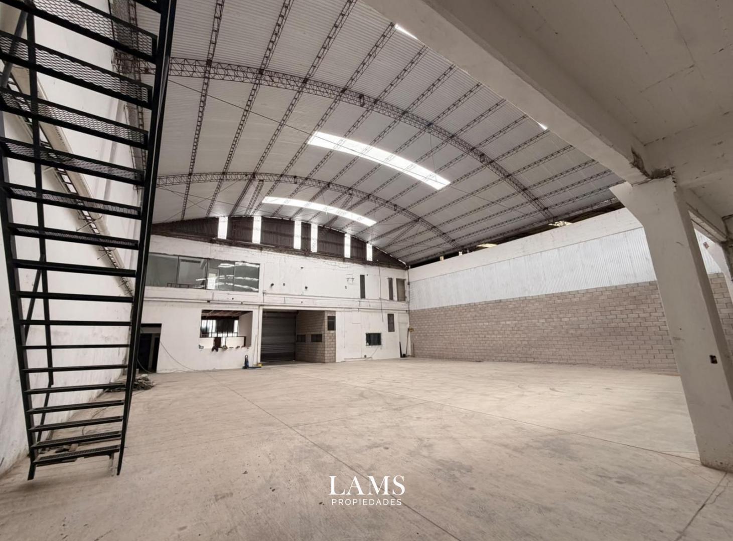 Foto de Alquiler de galpón de 1200m2 en excelente ubicación - zona Las Avenidas, imagen 4
