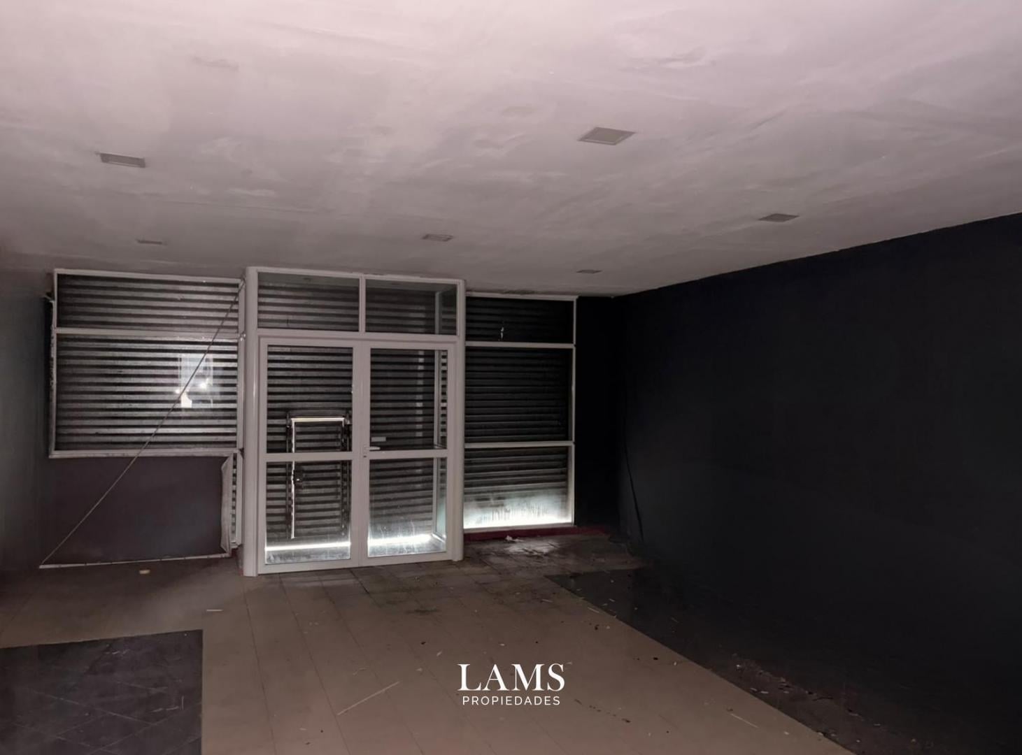 Foto de Local de 60m2 al frente en alquiler - zona Las Avenidas., imagen 1